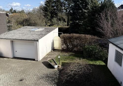 Innenhof und Garage