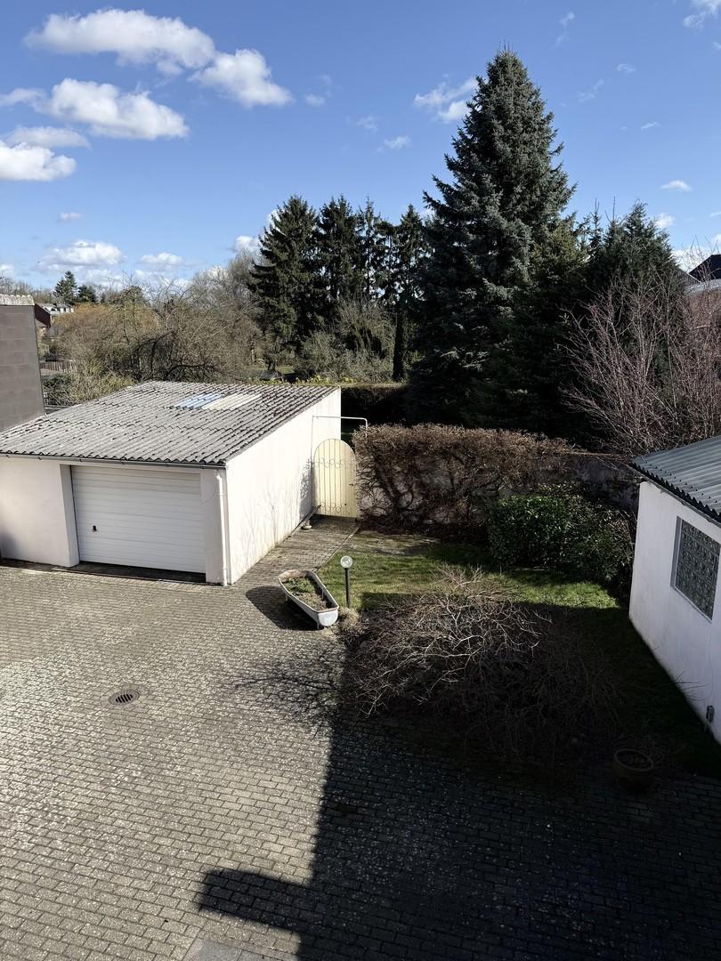 Innenhof und Garage