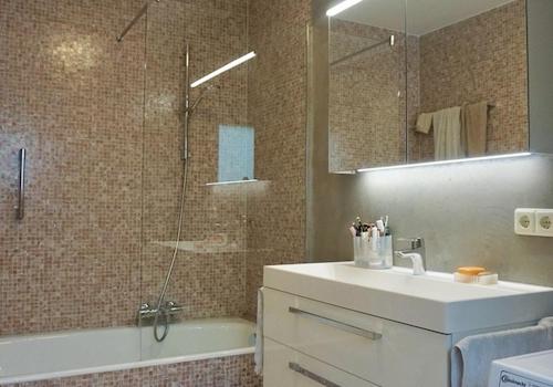 Bad: Wanne und Dusche