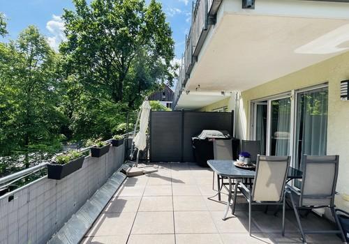 Große, teilüberdachte Terrasse