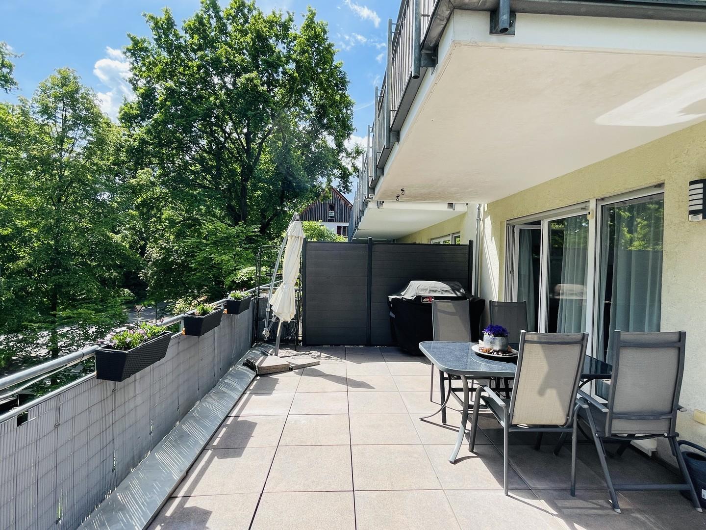 Große, teilüberdachte Terrasse