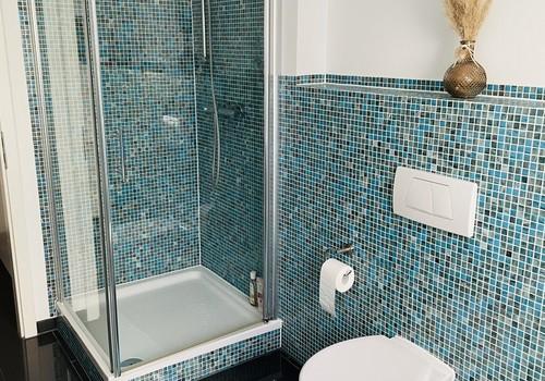 Modernes Bad mit Dusche