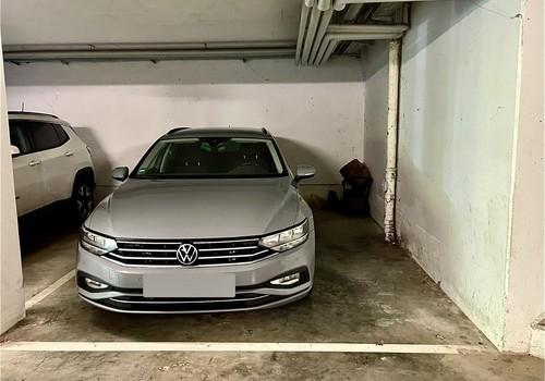 Garagenplatz mit Stauraum