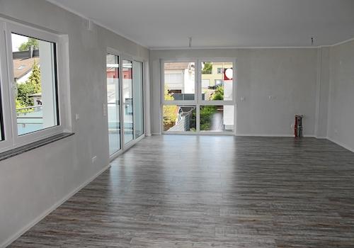 Wohnzimmer mit offener Küche