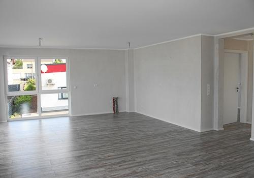 Wohnzimmer mit offener Küche