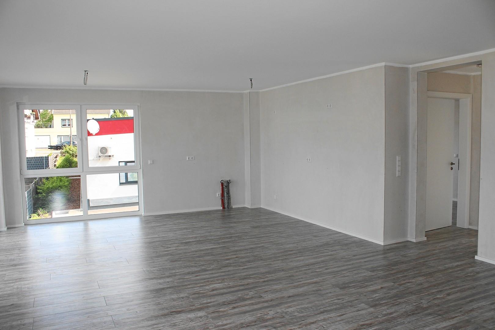 Wohnzimmer mit offener Küche
