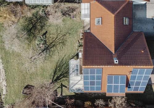 Dach mit Photovoltaik 