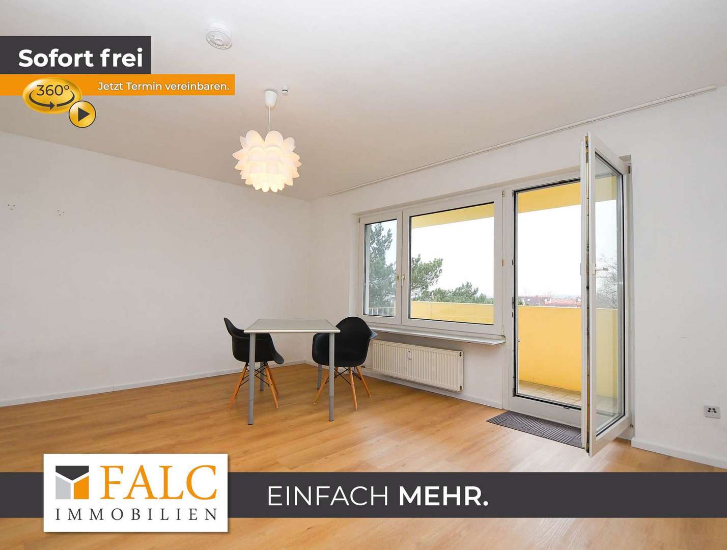 Blick Wohnzimmer zum Balkon rechts