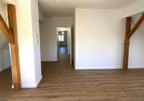 Blick Wozi über Flur zu Küche