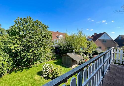 Blick vom Balkon in den Garten
