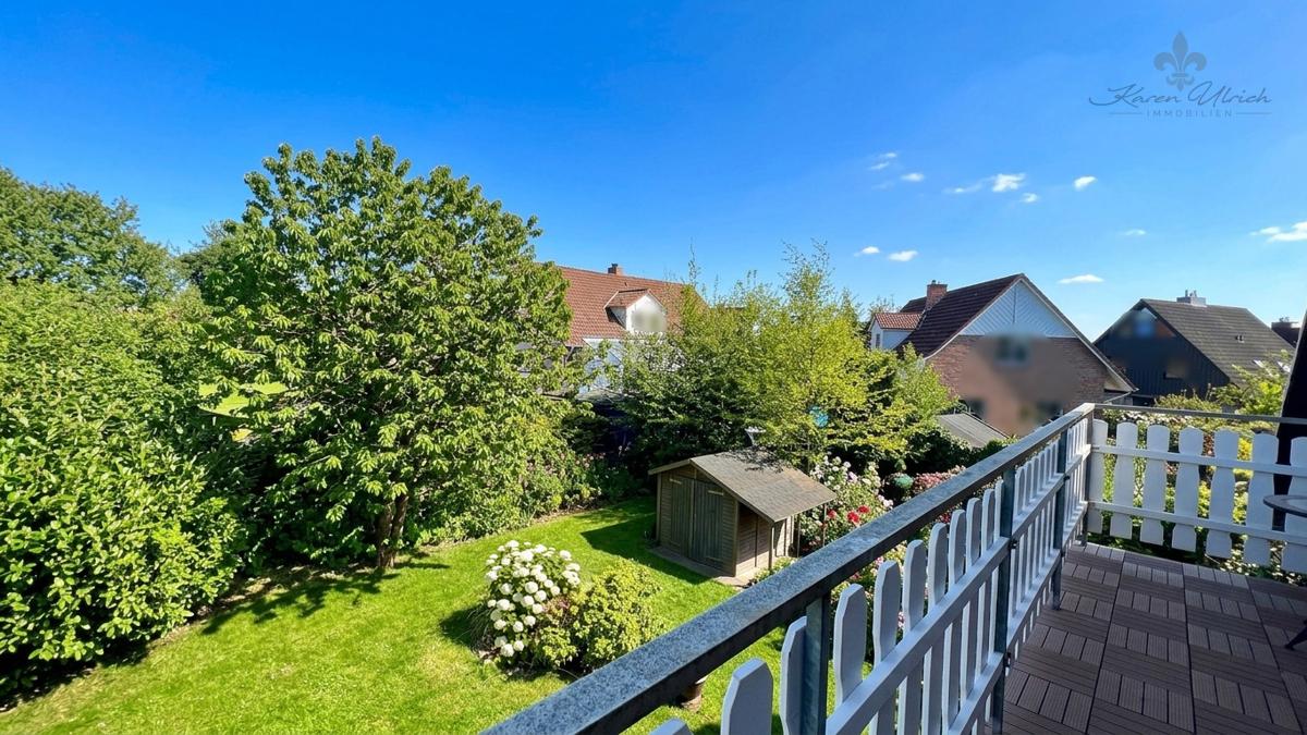 Blick vom Balkon in den Garten