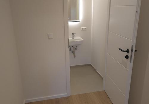 Flur zu separatem WC