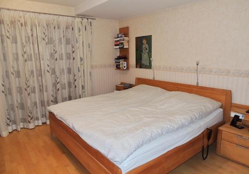 Schlafzimmer 1