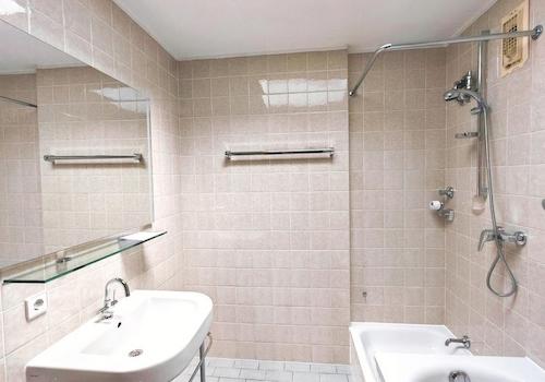 Bad mit Badewanne und Dusche