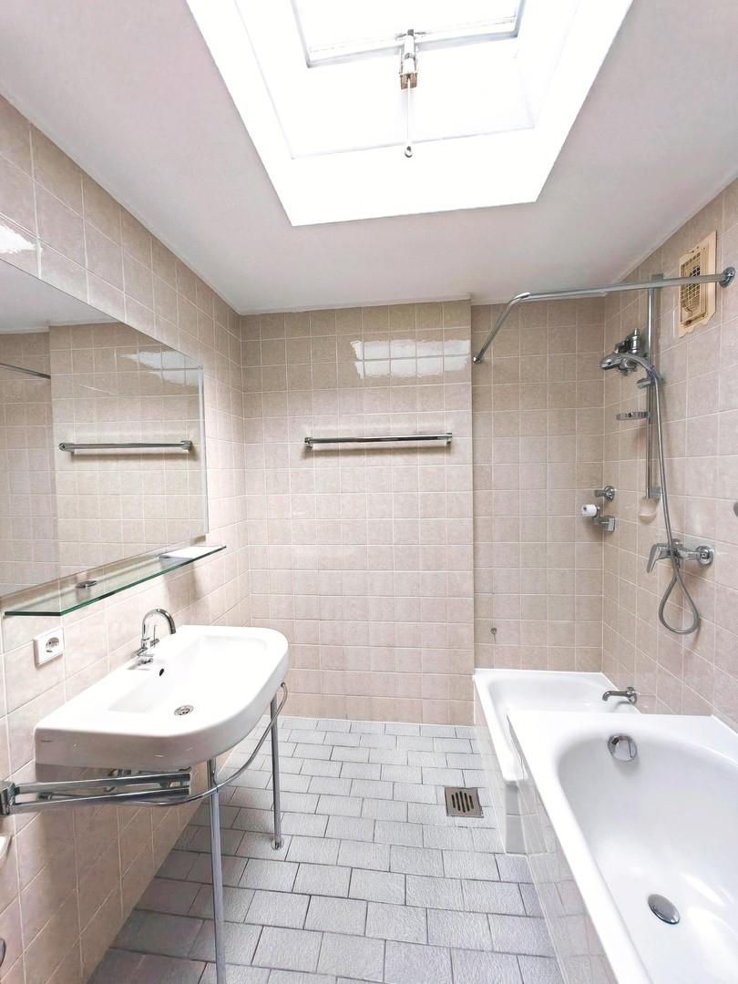 Bad mit Badewanne und Dusche