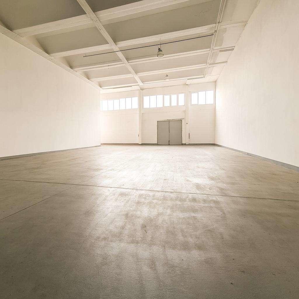 Große Halle mit eigener Zufahrt