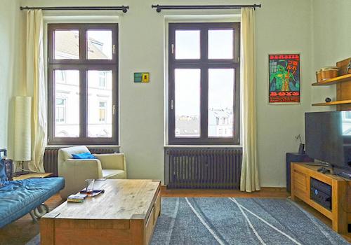 geräumiges Wohnzimmer