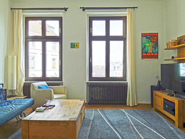 geräumiges Wohnzimmer