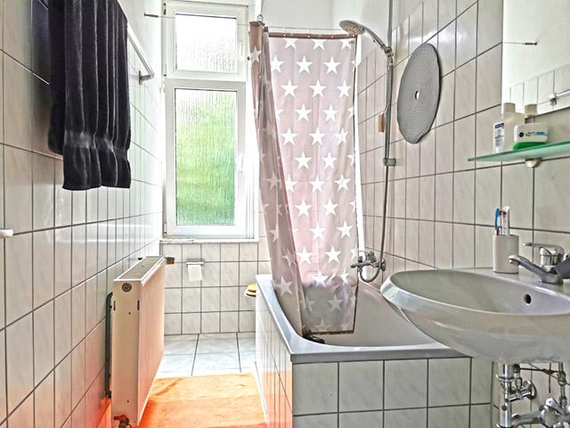 Badezimmer mit Wanne und WC