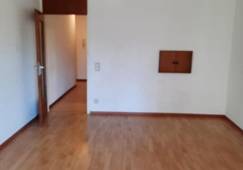 Wohnzimmer mit Balkon