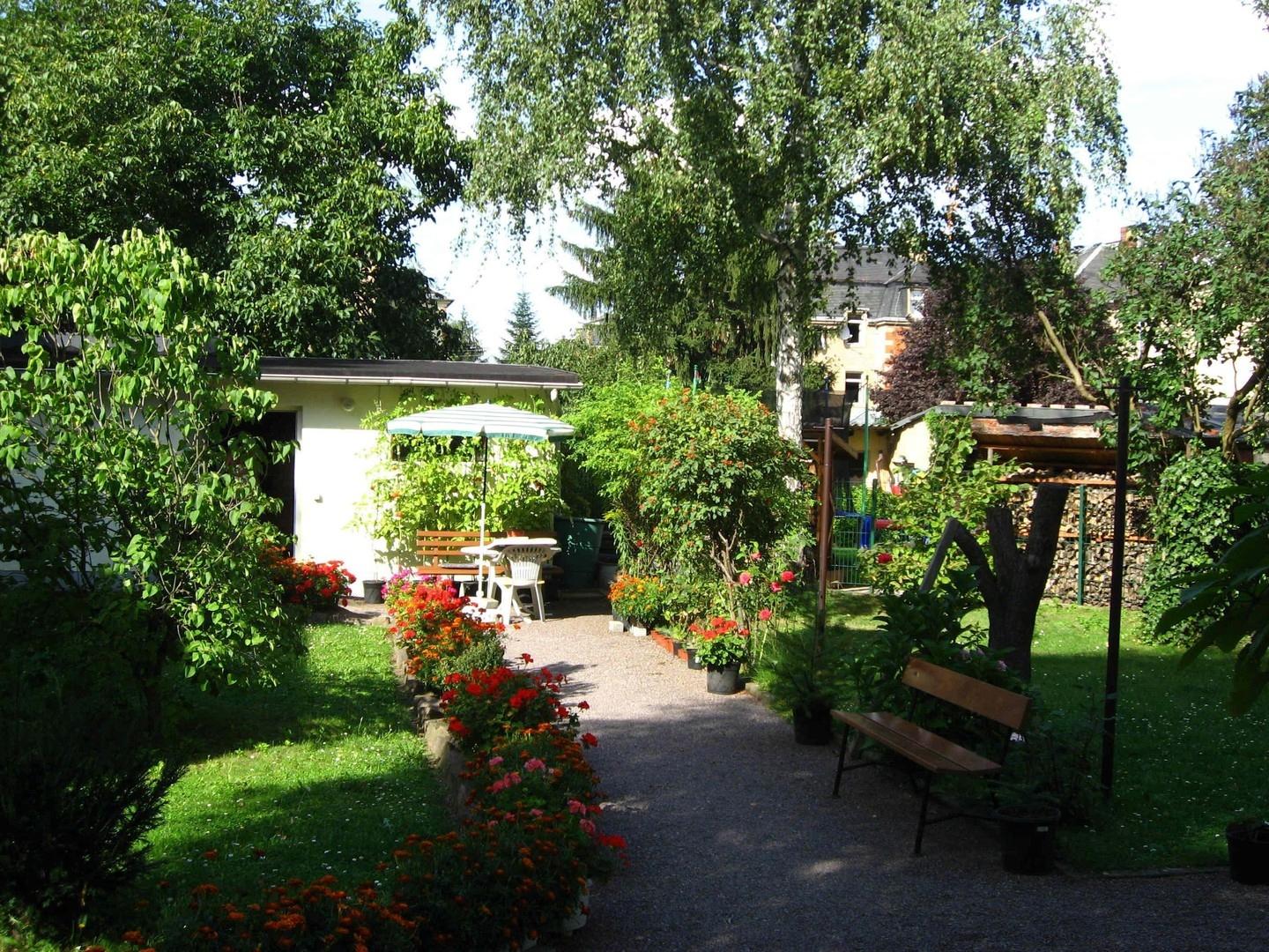 Garten mit Fahrradschuppen