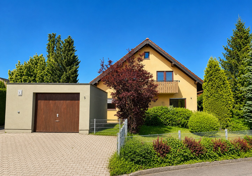 Aussenansicht mit Garage