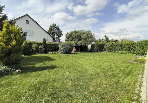 Großer, gewachsener Garten
