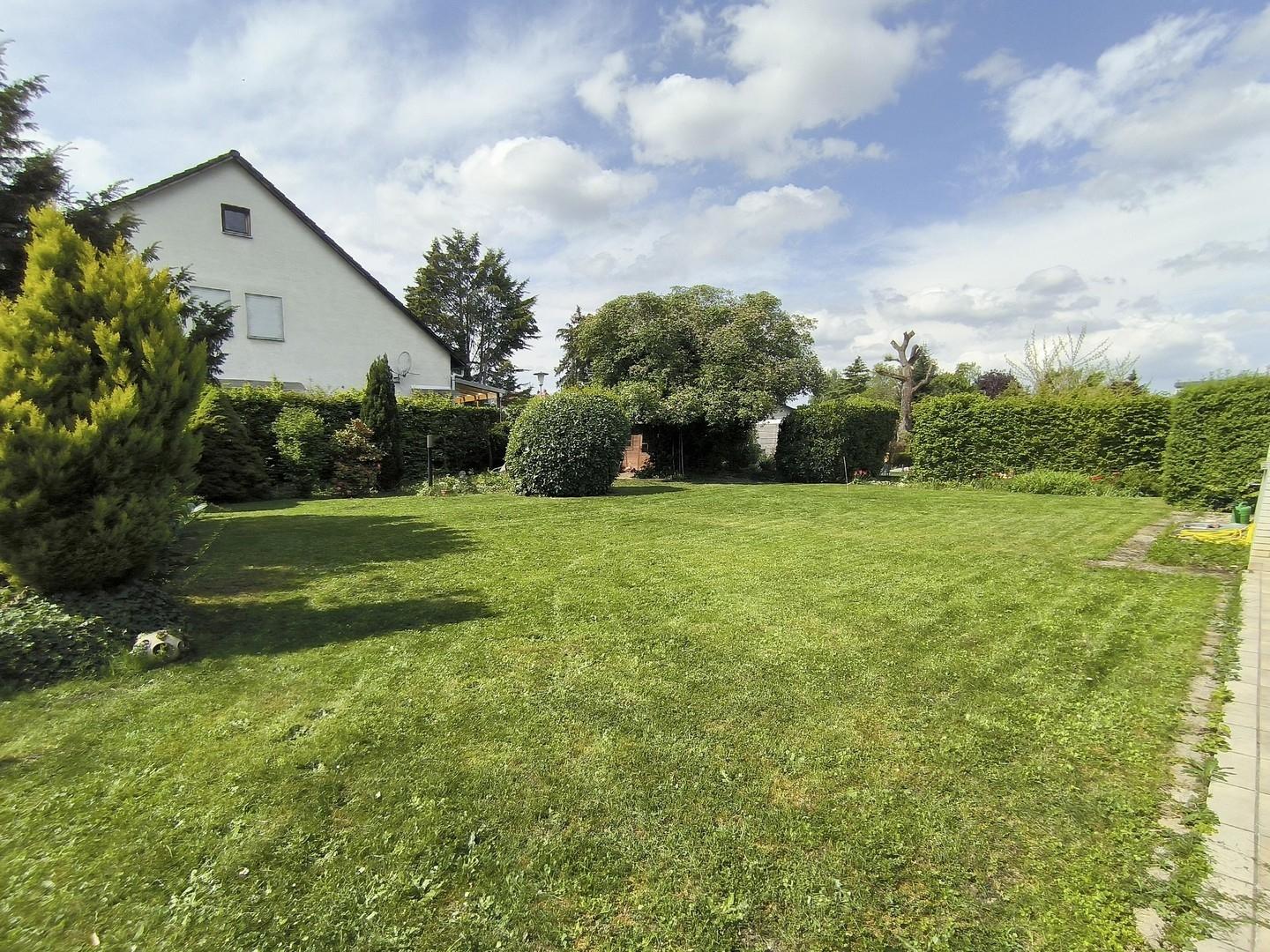 Großer, gewachsener Garten