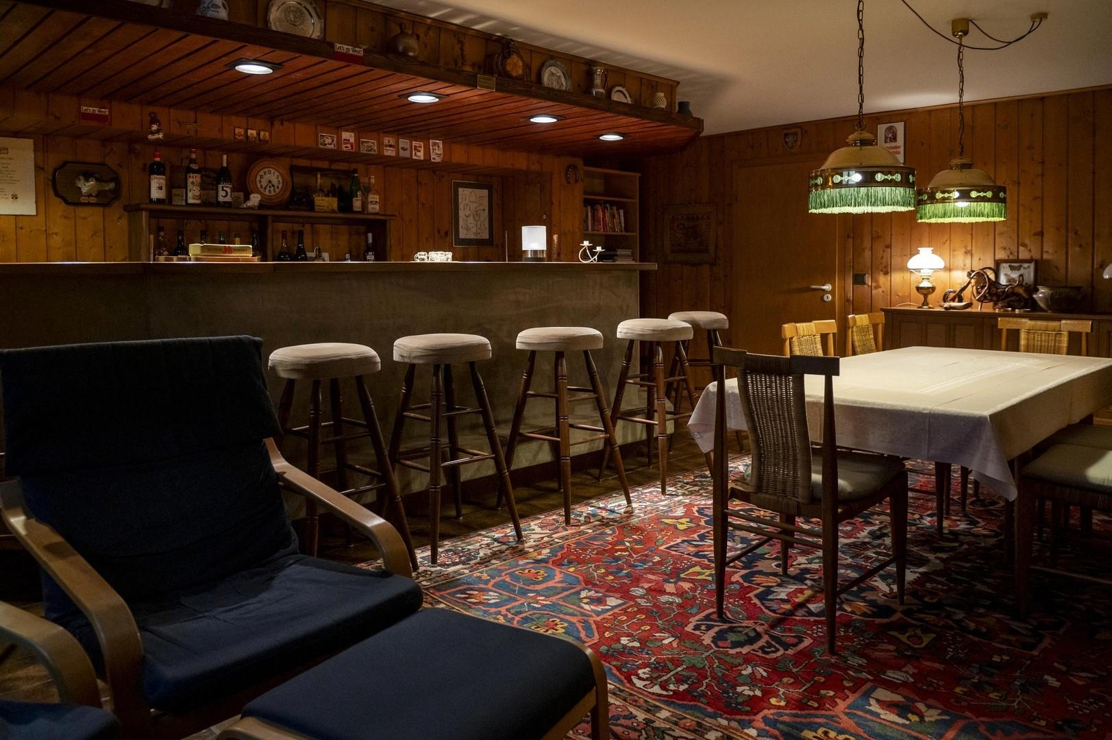 Keller-Bar mit Billardtisch