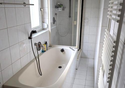 Bad EG mit Badewanne und Dusch