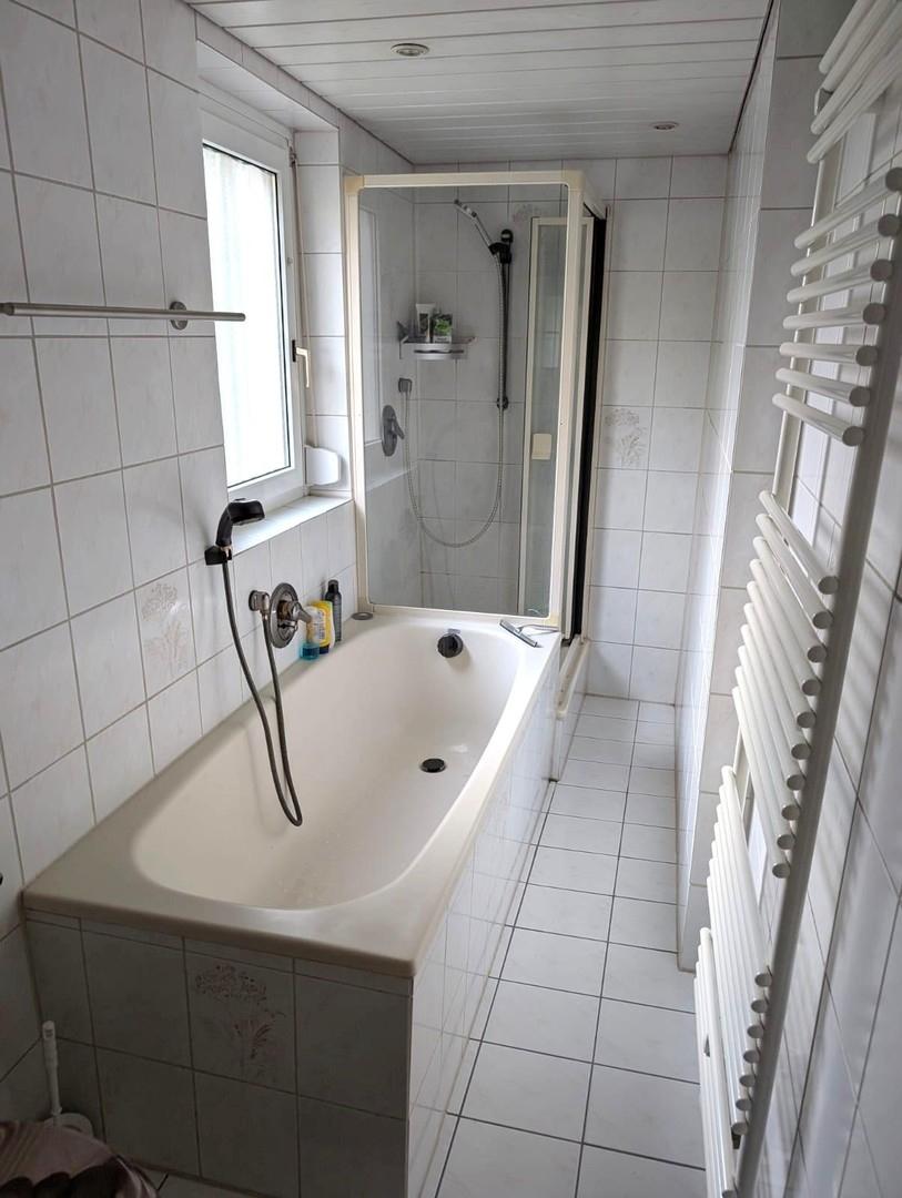 Bad EG mit Badewanne und Dusch
