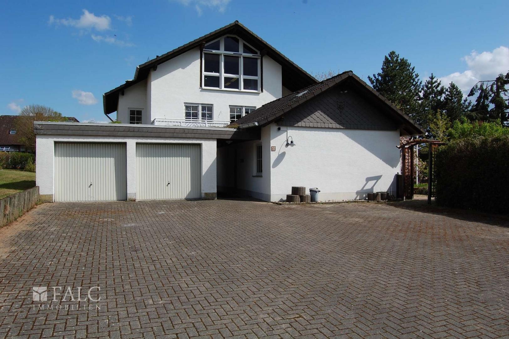 Hof mit Ansicht auf das Haus