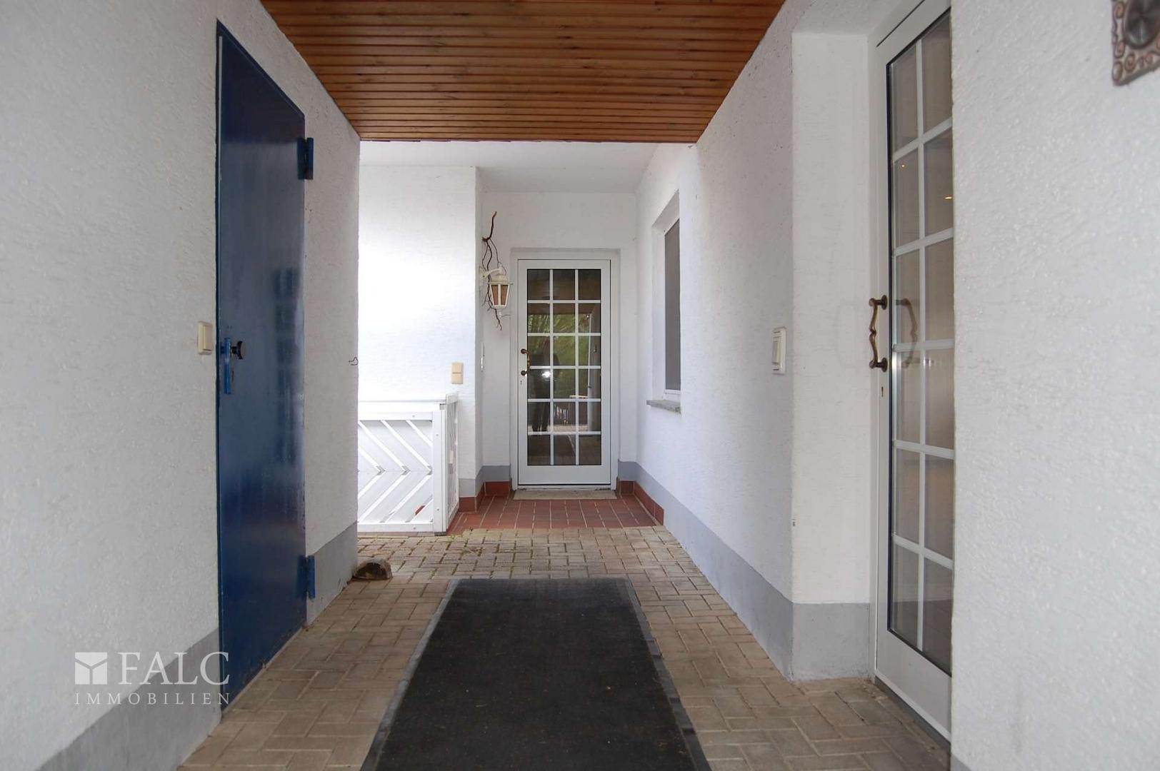Durchgang zum Hauseingangm Garage und Anbau