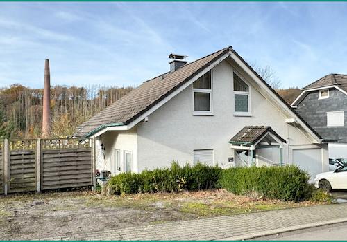 ... sowie weitere Pkw-Stellplätze neben dem Haus