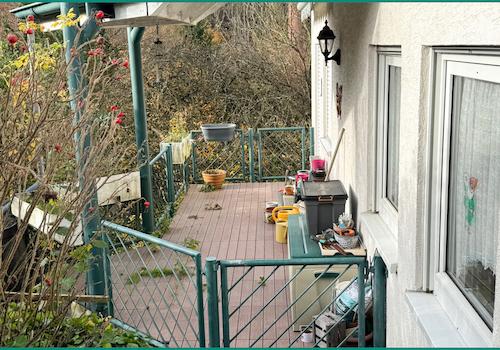 Großer Balkon mit Blick ins Grüne