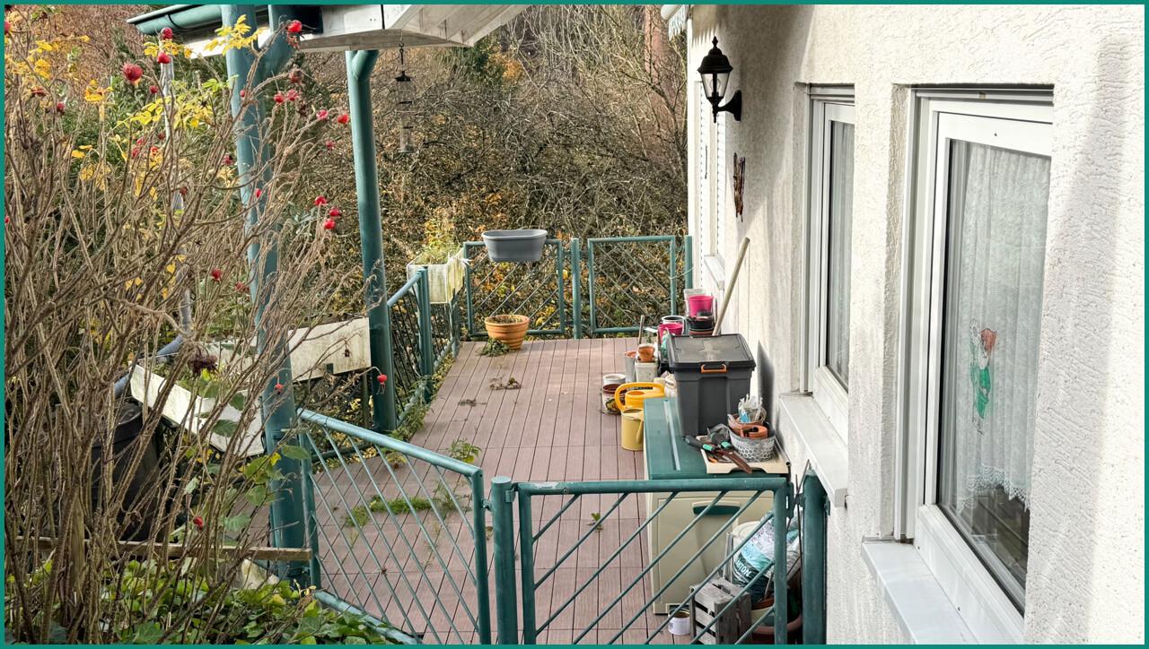 Großer Balkon mit Blick ins Grüne