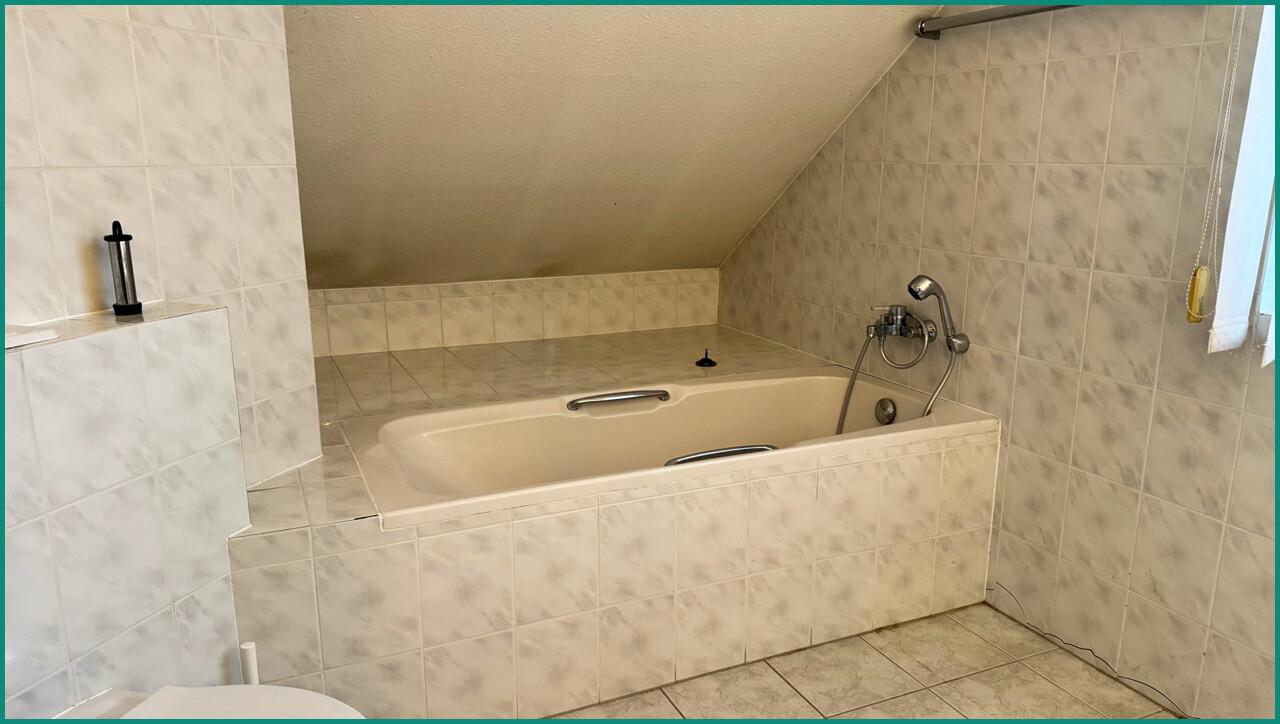 Großes Badezimmer mit Badewanne und