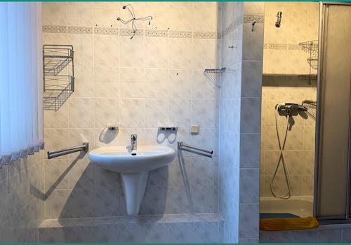 Dusche und einem Fenster