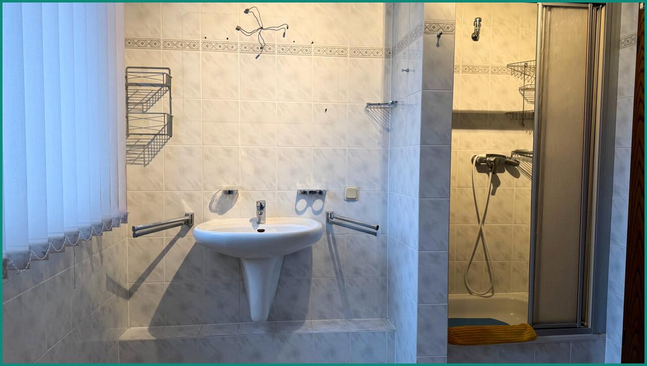 Dusche und einem Fenster