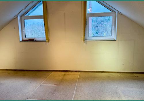 ...guter Belichtung durch zwei große Fenster und hoher giebeloffener Decke