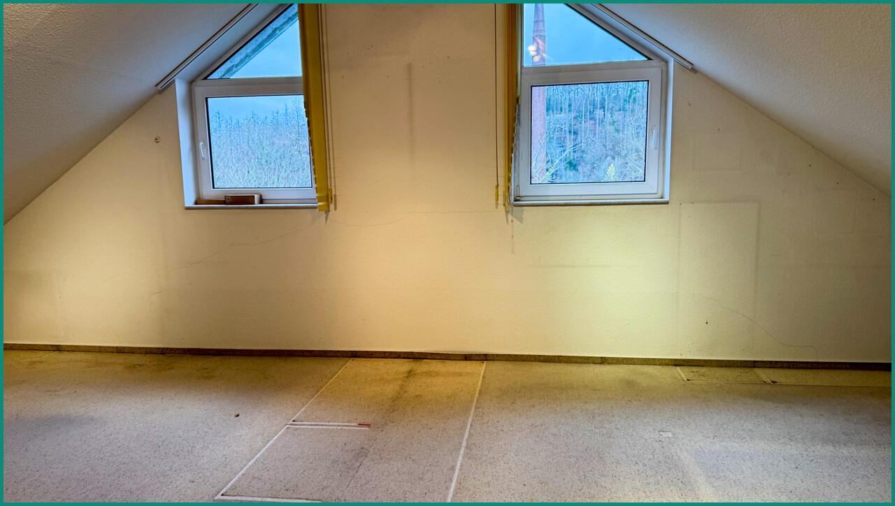 ...guter Belichtung durch zwei große Fenster und hoher giebeloffener Decke