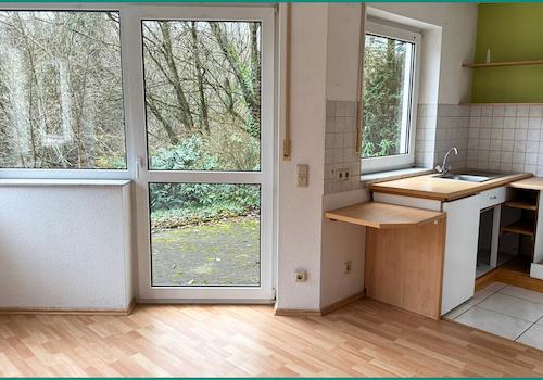 ...mit Zugang zur Terrasse und kleiner offener Küche