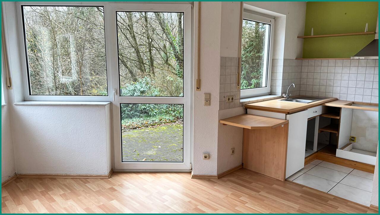 ...mit Zugang zur Terrasse und kleiner offener Küche