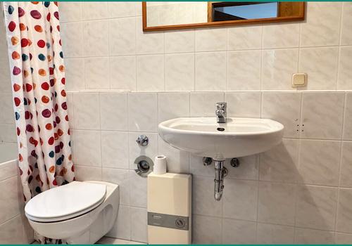 Bad mit Badewanne in der Einliegerwohnung