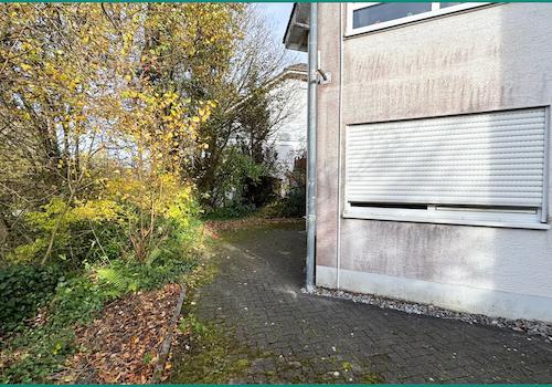 Terrassenverlauf hinter dem Haus