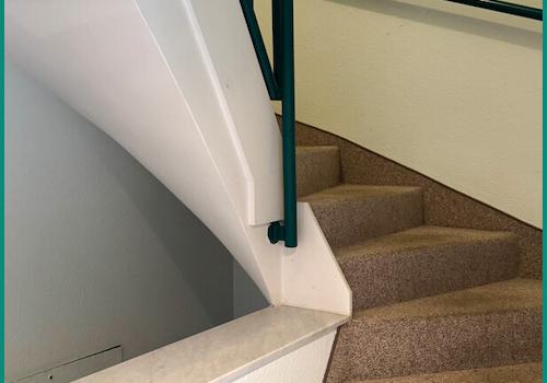 Treppenaufgang zum Dachgeschoss mit Studio und zwei Schlafräumen