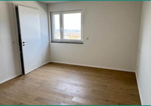 Schlafzimmer mit TV-Anschluss und Zugang zum Bad