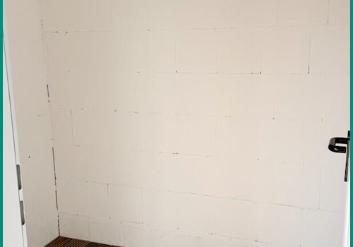 Blick in den Außenabstellraum am Balkon