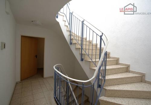 Treppenhaus Zugang zum Zwischenflur vor Wohnung