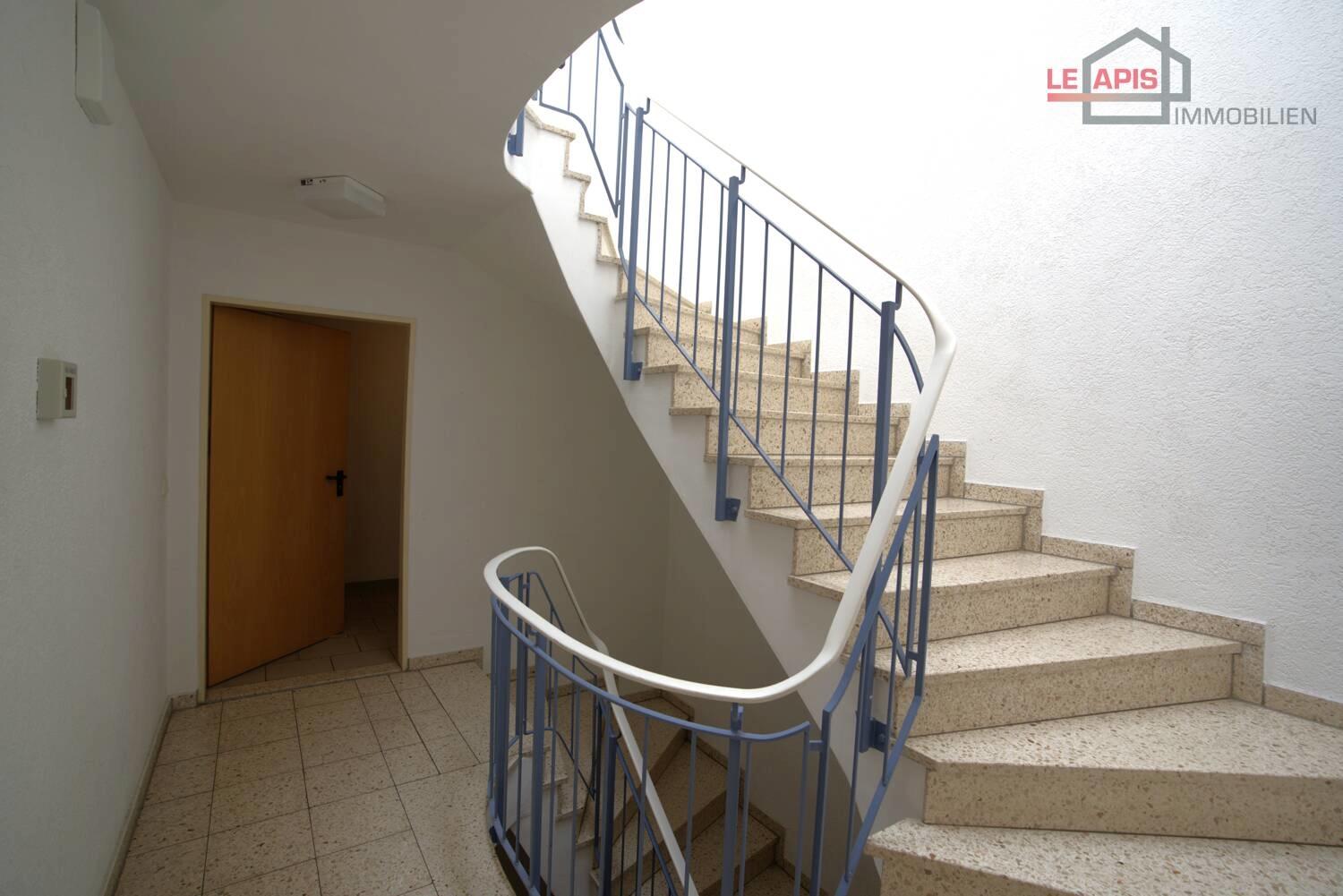 Treppenhaus Zugang zum Zwischenflur vor Wohnung